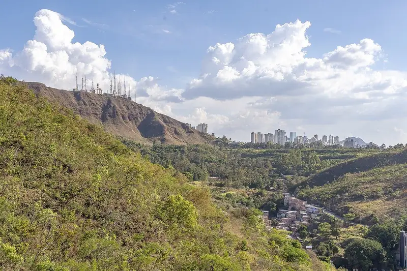 Serra do Curral e o Belvedere, bairro Belvedere, Belo Horizonte