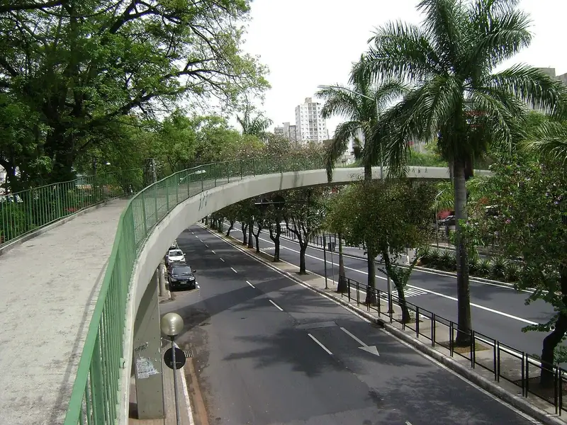 Passarela sobre a Av. Nossa Senhora do Carmo, bairro Carmo, Belo Horizonte